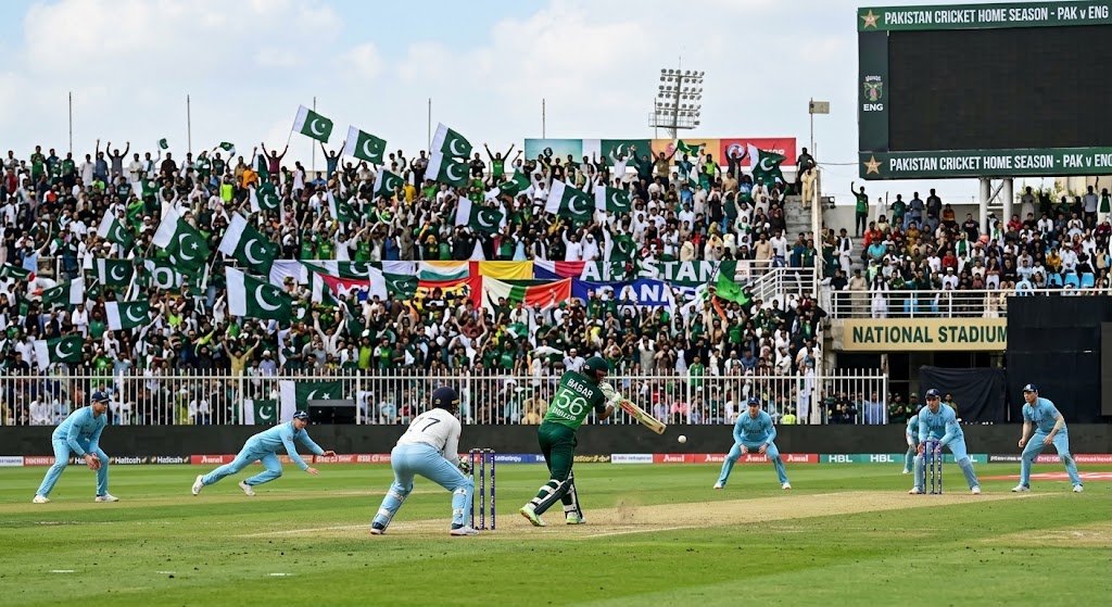 پاکستان کرکٹ ٹیم کے کھلاڑی میدان میں ایکشن میں